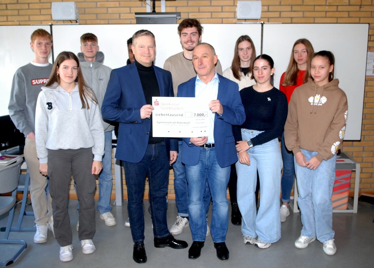 Sparkassenvorstand Boris Christmann überreicht Schulleiter Oskar Dawo in Anwesenheit des Eliteschülers des Jahres Jaspar Ortfeld und der neuen Bundeskader den Förderscheck über 7.000€ (Foto: Klaus Bastian) Sparkassenvorstand Boris Christmann überreicht Schulleiter Oskar Dawo in Anwesenheit des Eliteschülers des Jahres Jaspar Ortfeld und der neuen Bundeskader den Förderscheck über 7.000€ (Foto: Klaus Bastian)