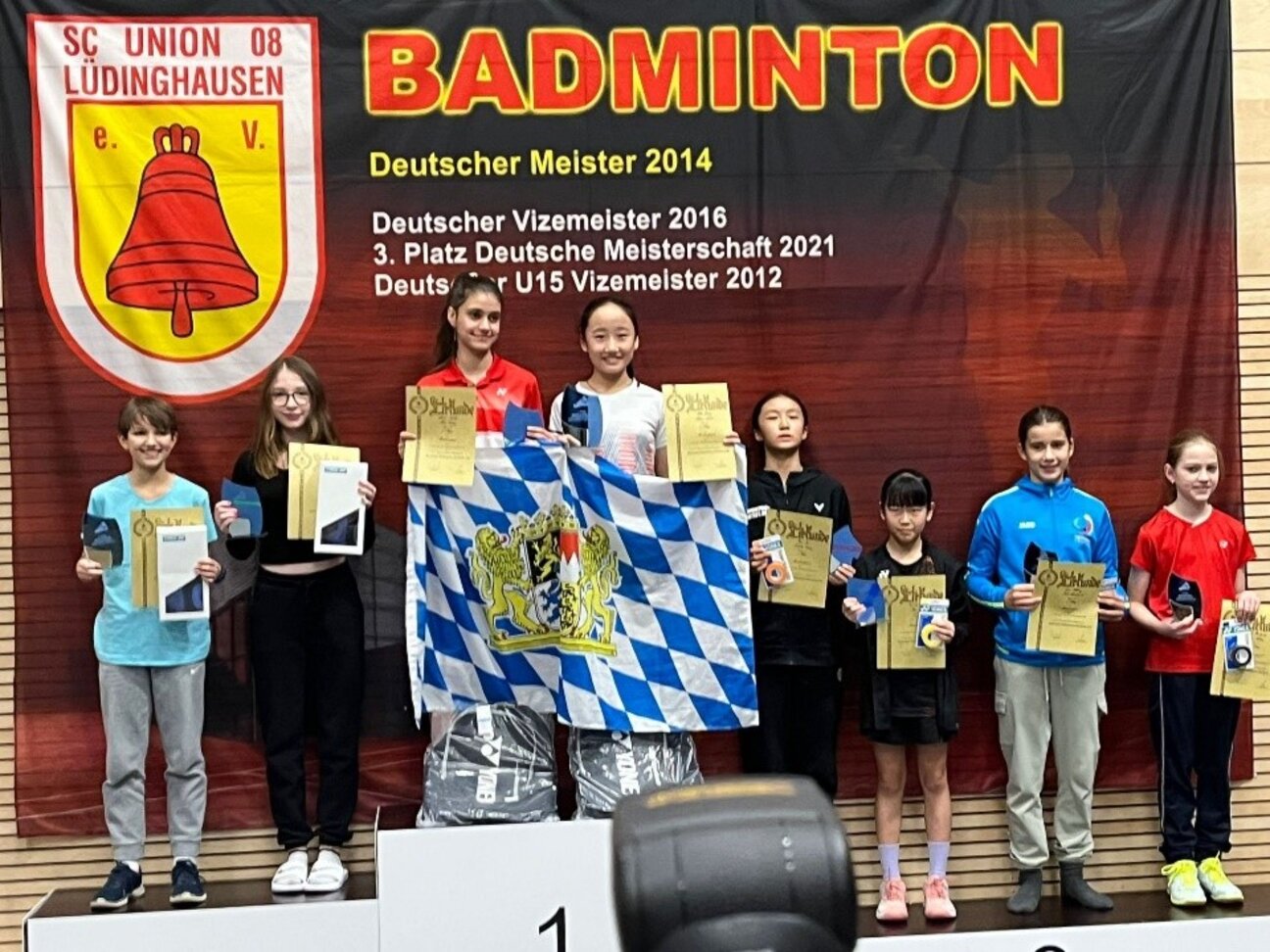 Annika Karmann (2. v. li.) bei der Siegerehrung AKSIEGEHR