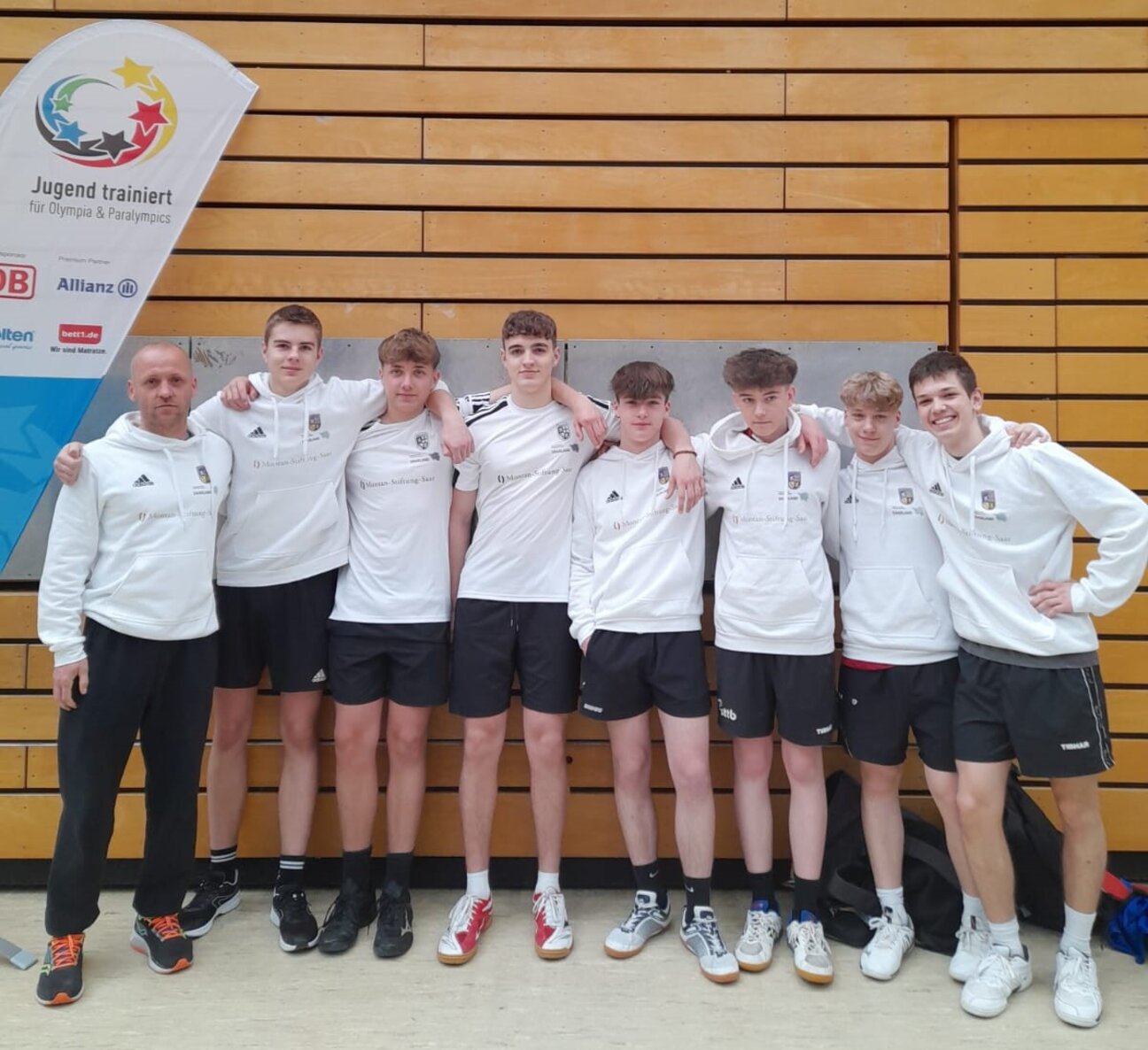 Die erfolgreiche Mannschaft um Trainer Marco Schmitt (v.l.nr.): M. Schmitt, F. Nest, B. Bier, H. Morbach, L. Wagner, M. Rehmer, P. Sokolov und N. Kovtun IMG-20230504-WA0002