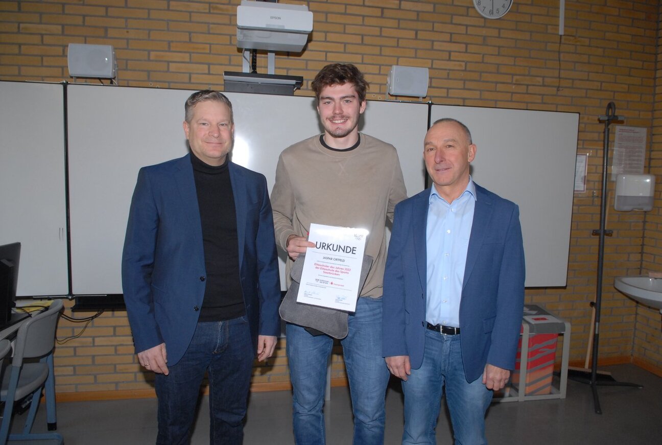 Jaspar Ortfeld wird von Sparkassenvorstand Boris Christmann und Schulleiter Oskar Dawo als Eliteschüler des Jahres 2022 ausgezeichnet (Foto: Klaus Bastian) Jaspar Ortfeld wird von Sparkassenvorstand Boris Christmann und Schulleiter Oskar Dawo als Eliteschüler des Jahres 2022 ausgezeichnet (Foto: Klaus Bastian)