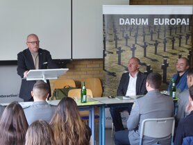 Oberst a.D. Klaus Schirra, Zweiter Vorsitzender des Volksbundes Deutsche Kriegsgräberfürsorge, erklärt die Aufgaben und die Bedeutung des Volksbundes. P1040802